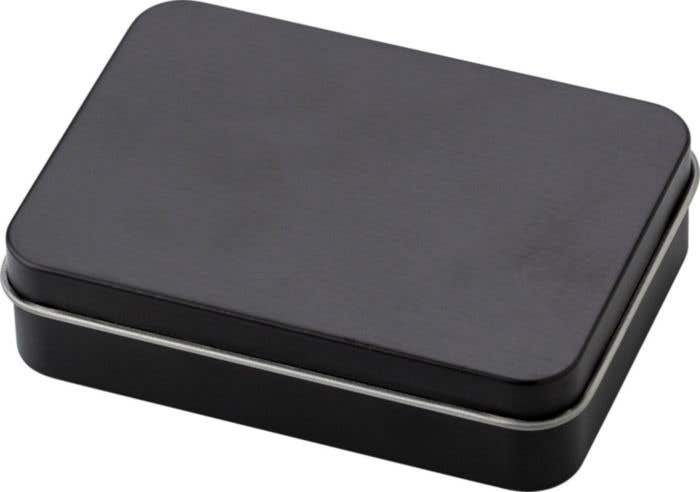 Speelkaarten in metalen blik