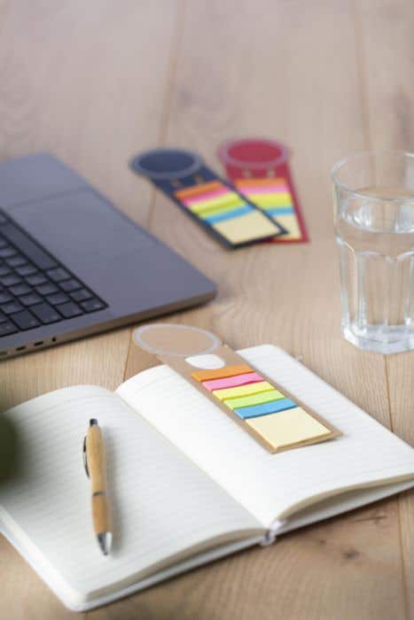 Boekenlegger met sticky notes