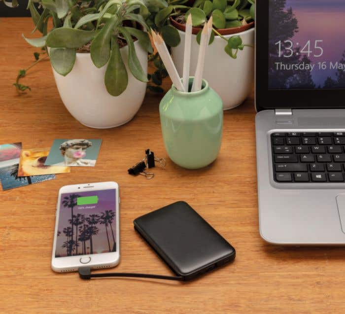 Zakformaat powerbank met geïntegreerde kabels [5.000 mAh]