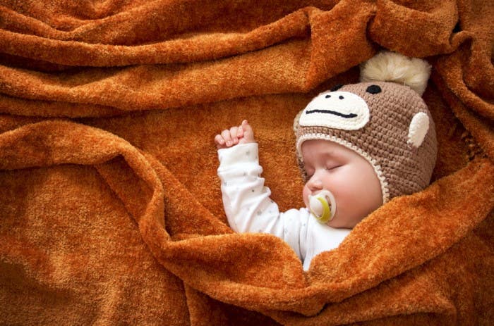 baby slaapt in fleecedeken